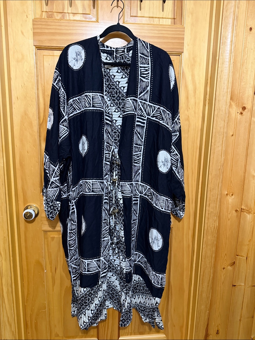 Christina Black & Off White Artsy Geometric Patterned Kimono Brass Tassel Ties